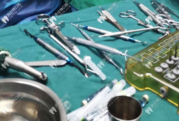 種植牙手術(shù)過程中使用的工具